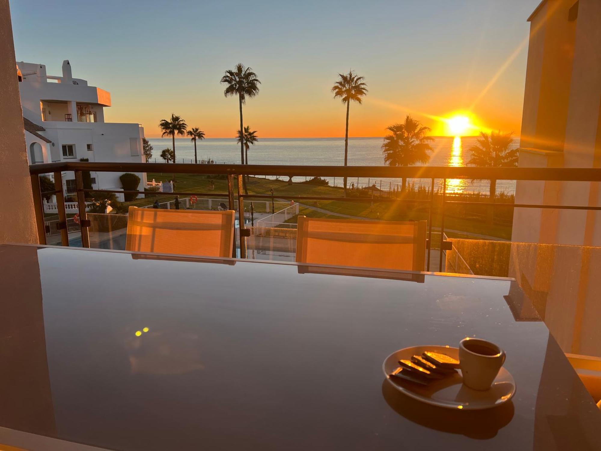 Sunrise Beach Front - Casares Del Mar Extérieur photo