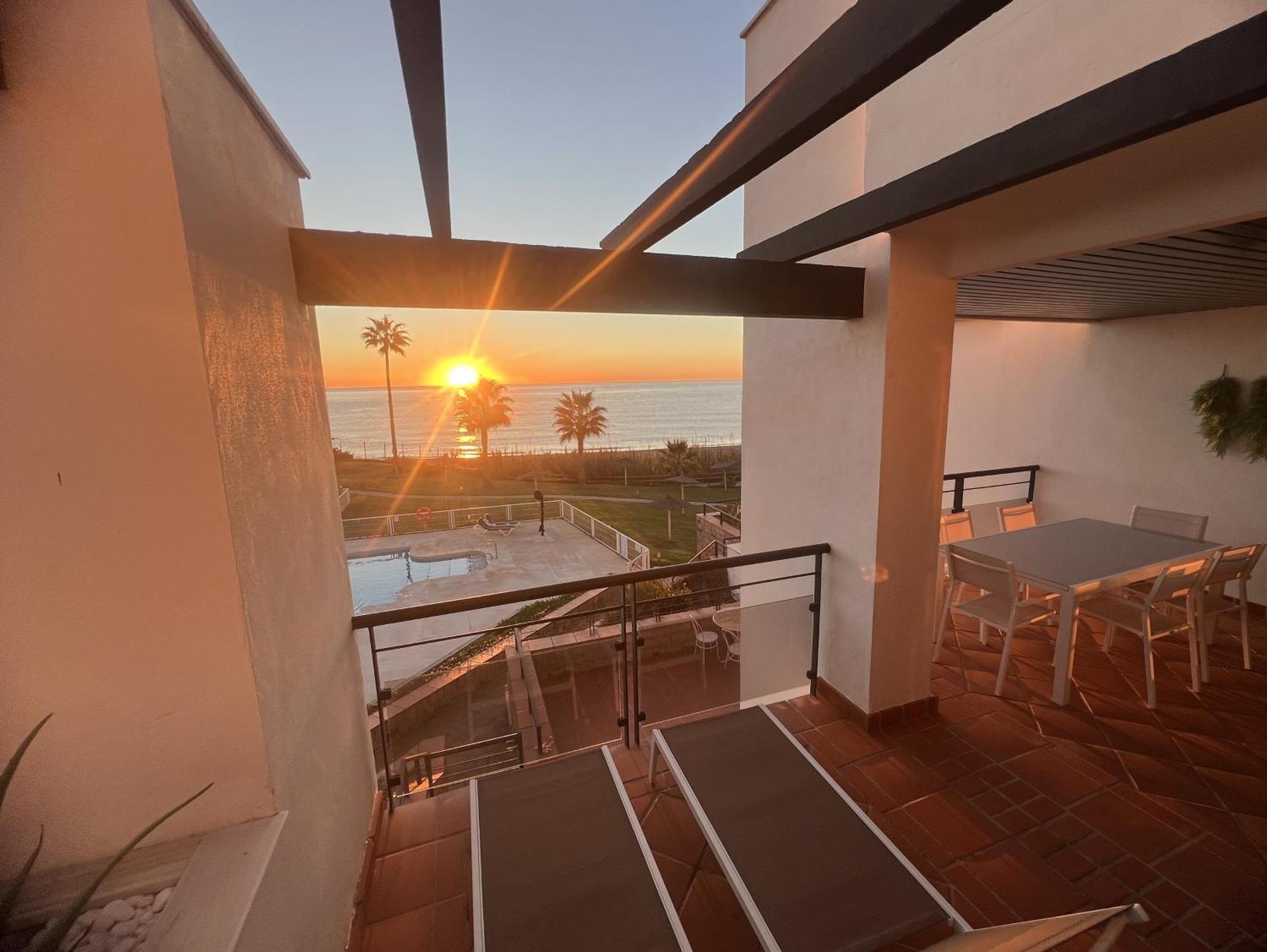 Sunrise Beach Front - Casares Del Mar Extérieur photo